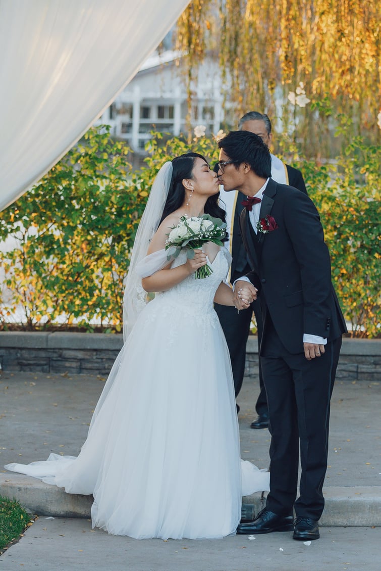 wedding-kiss