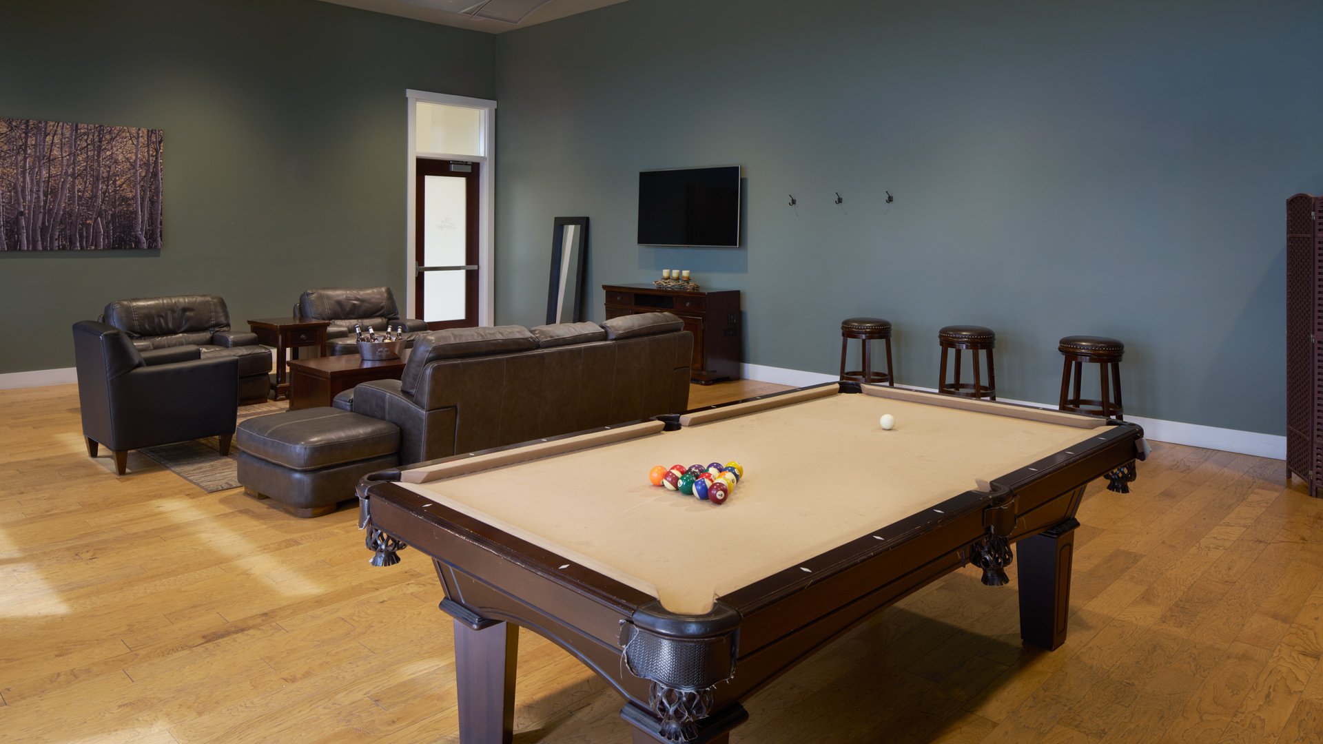 17 - Ashley Ridge by Wedgewood Weddings - The Lounge - Get Ready Suite