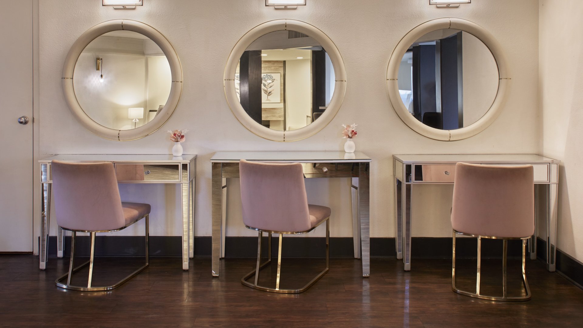 Carlsbad Windmill Garden Suite bridal vanity area with three makeup stations and blush chairs.
