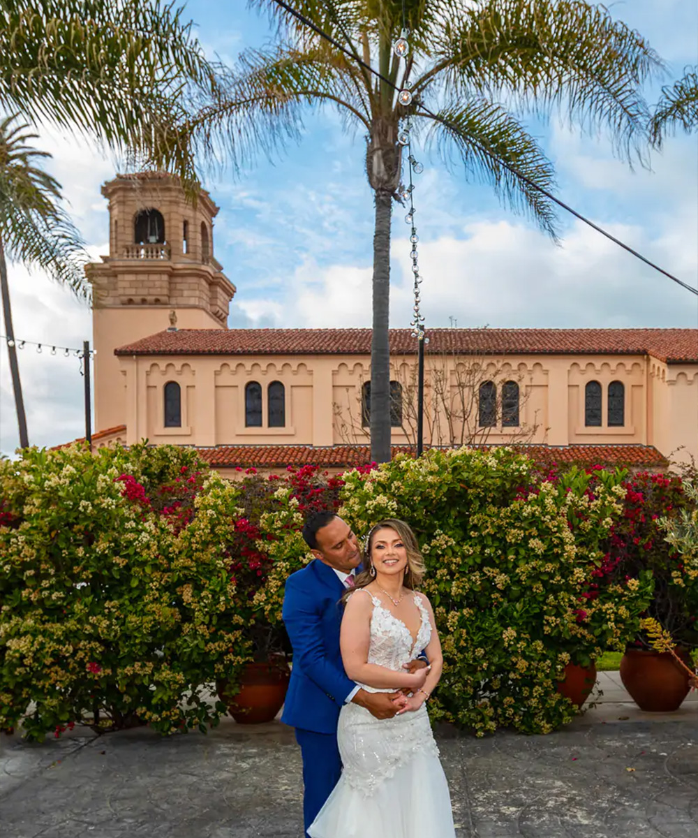 Couple in front of hedges - Cuvier Club by Wedgewood Weddings