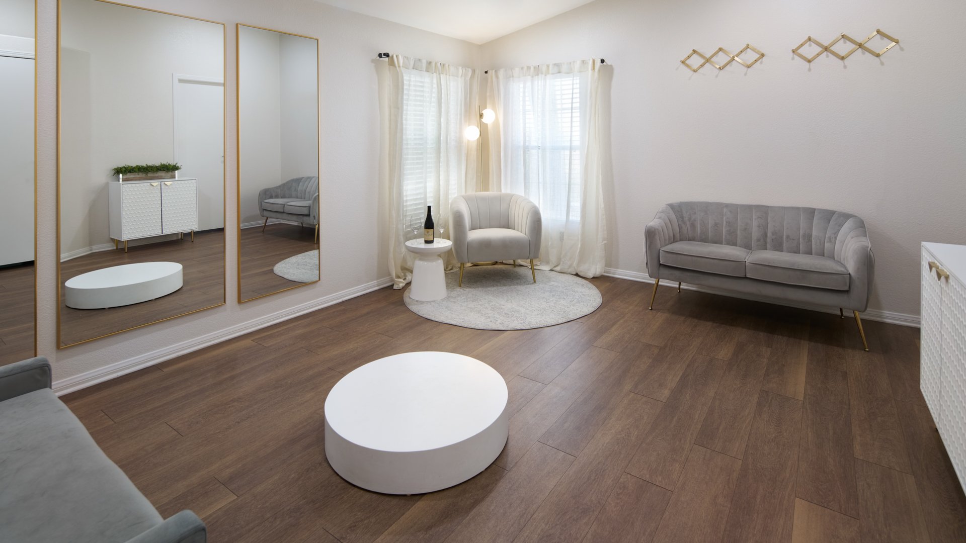 Elegant bridal get-ready suite at Danza del Sol Winery in Temecula, CA, with full-length mirrors, modern furniture, and natural light.