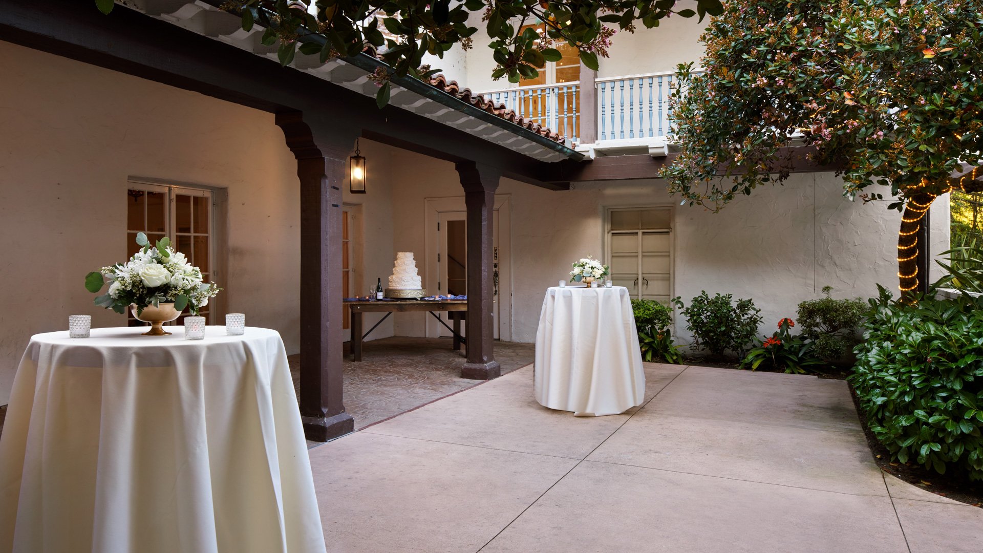 30 - Hacienda de las Flores - HACI - Hacienda Building - Cocktail Hour