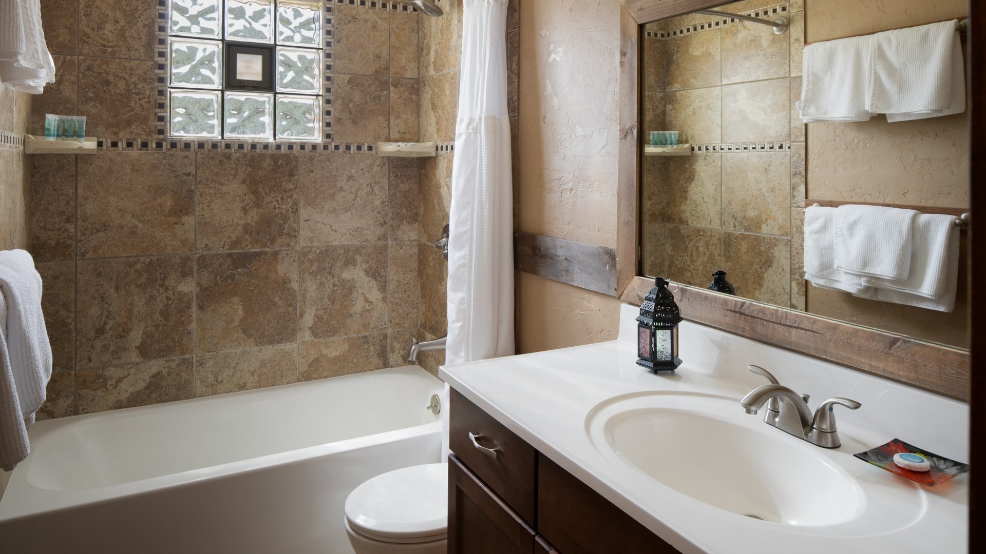 25 - Mountain View Ranch - Willows - MTVR - Gold Nugget Cabin - Get Ready Suite - Extra Room
