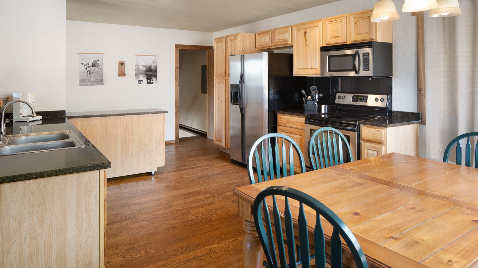 29 - Mountain View Ranch - Willows - MTVR - Gold Nugget Cabin - Get Ready Suite