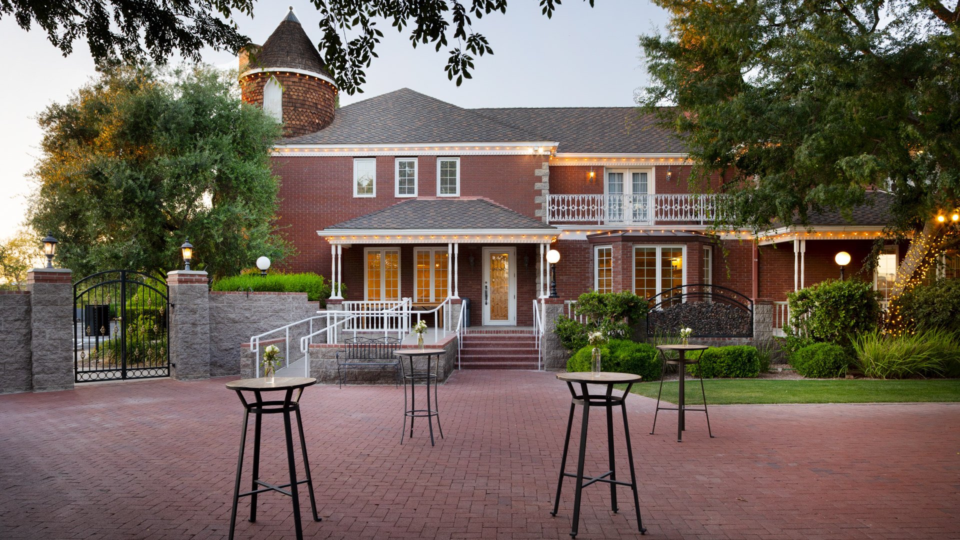 31 - Stonebridge Manor - STOB - Manor Courtyard - Cocktail Hour