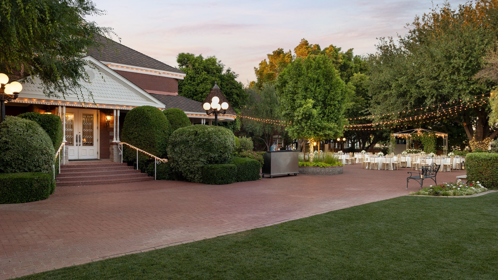 55 - Stonebridge Manor - STOB - Manor Courtyard - Cocktail Hour