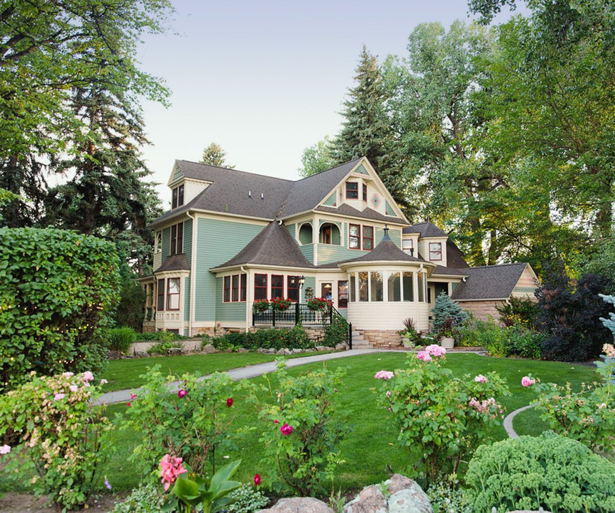 Outdoor garden bahind mansion with trees and flower bushes - Tapestry House by Wedgewood Weddings