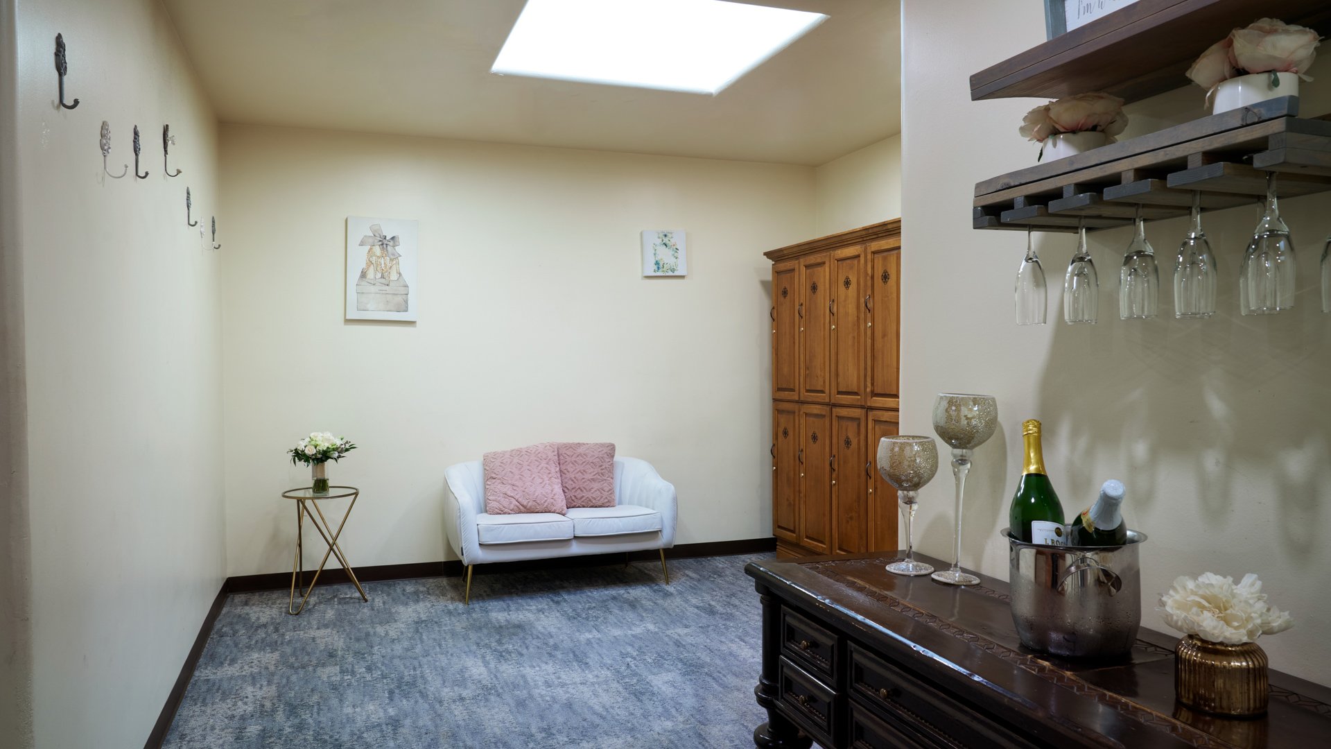 32 - The Retreat - RETR - Champagne Suite - Get Ready Suite