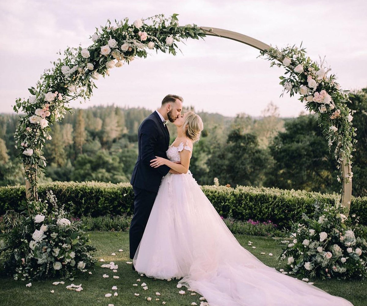 Bride-and-groom-kissing---Winchester-Estate-by-Wedgewood-Weddings