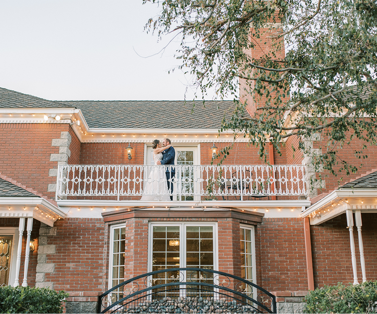 Couple on balcony, Stonebridge Manor