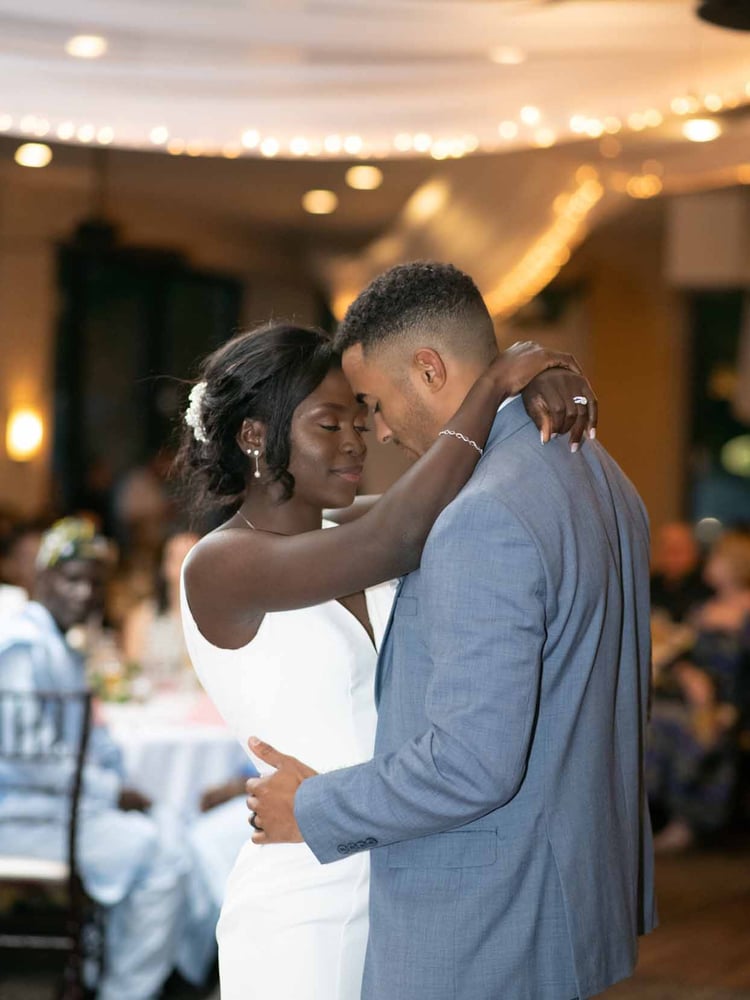 Enyo et Etienne partagent une première danse romantique à Palm Valley, AZ