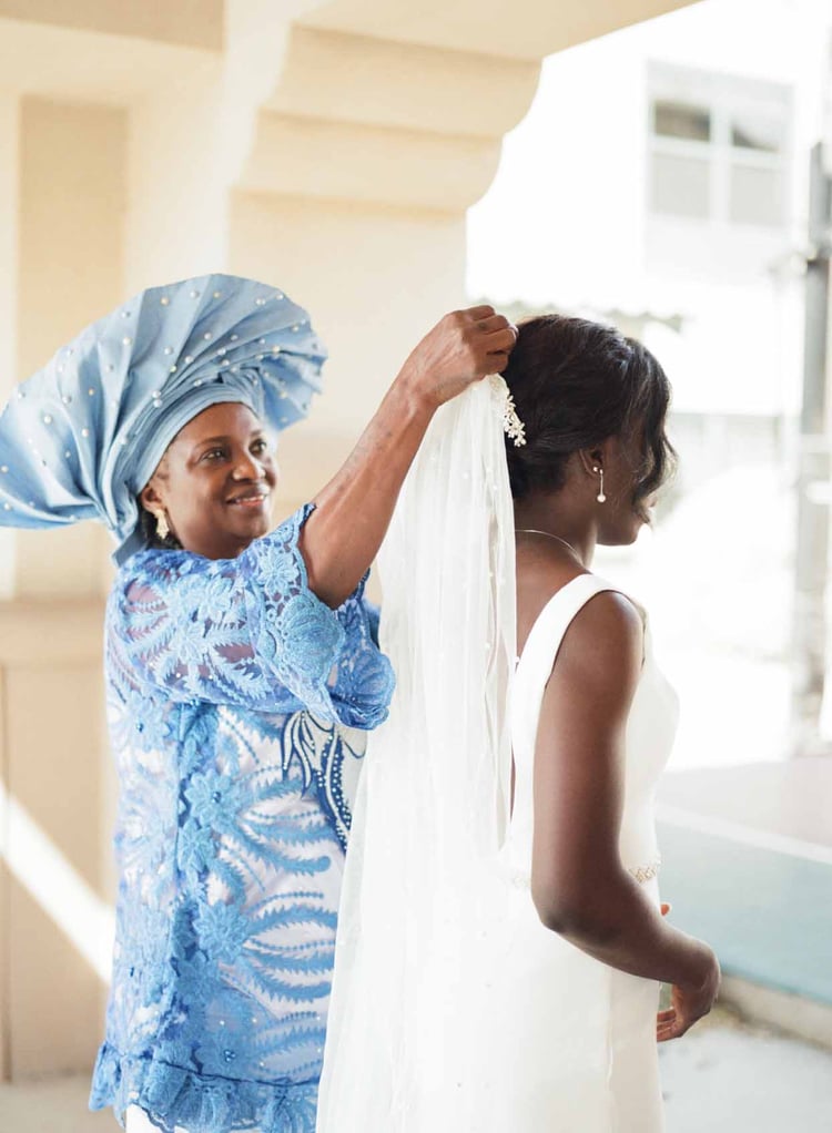 La mère de la mariée en tenue de mariage nigériane bleu céruléen