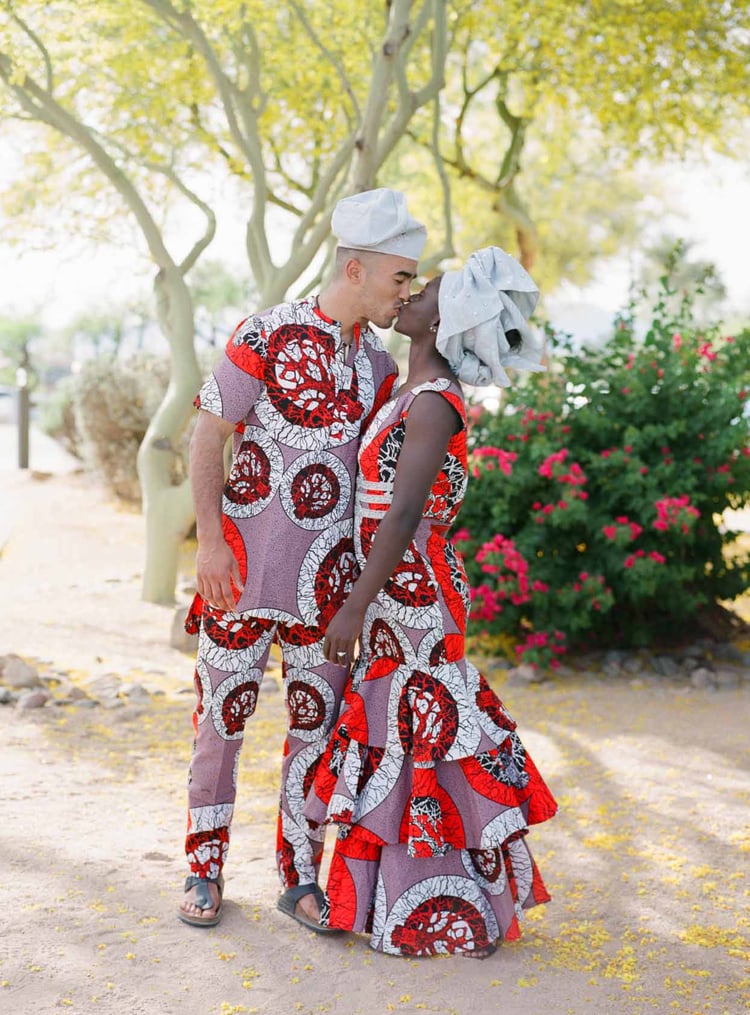 Tenues de mariage traditionnelles nigérianes avec motif audacieux pour le dîner de répétition