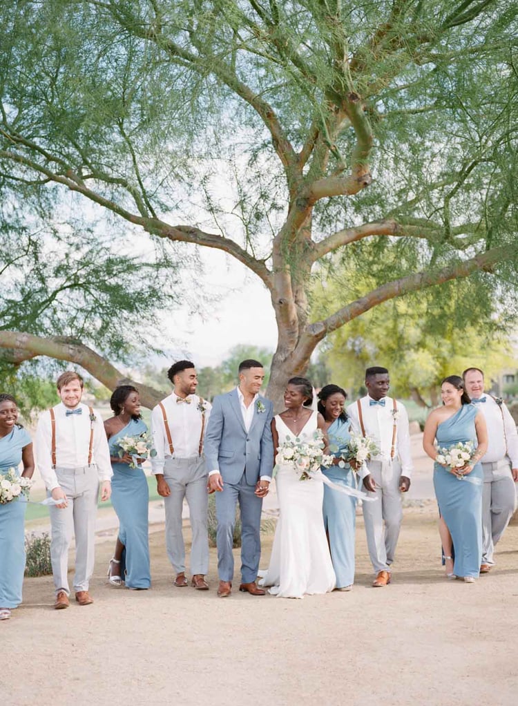 Une charmante fête de mariage se promène dans le désert de Palm Valley à Goodyear, AZ