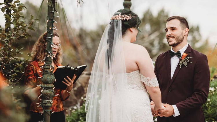 Mariage d'automne en granit rose dans le New Hampshire