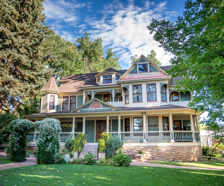 Find wedding color inspiration from your wedding venue like this vintage Victorian style mansion in Northern Colorado - Tapestry House by Wedgewood Events