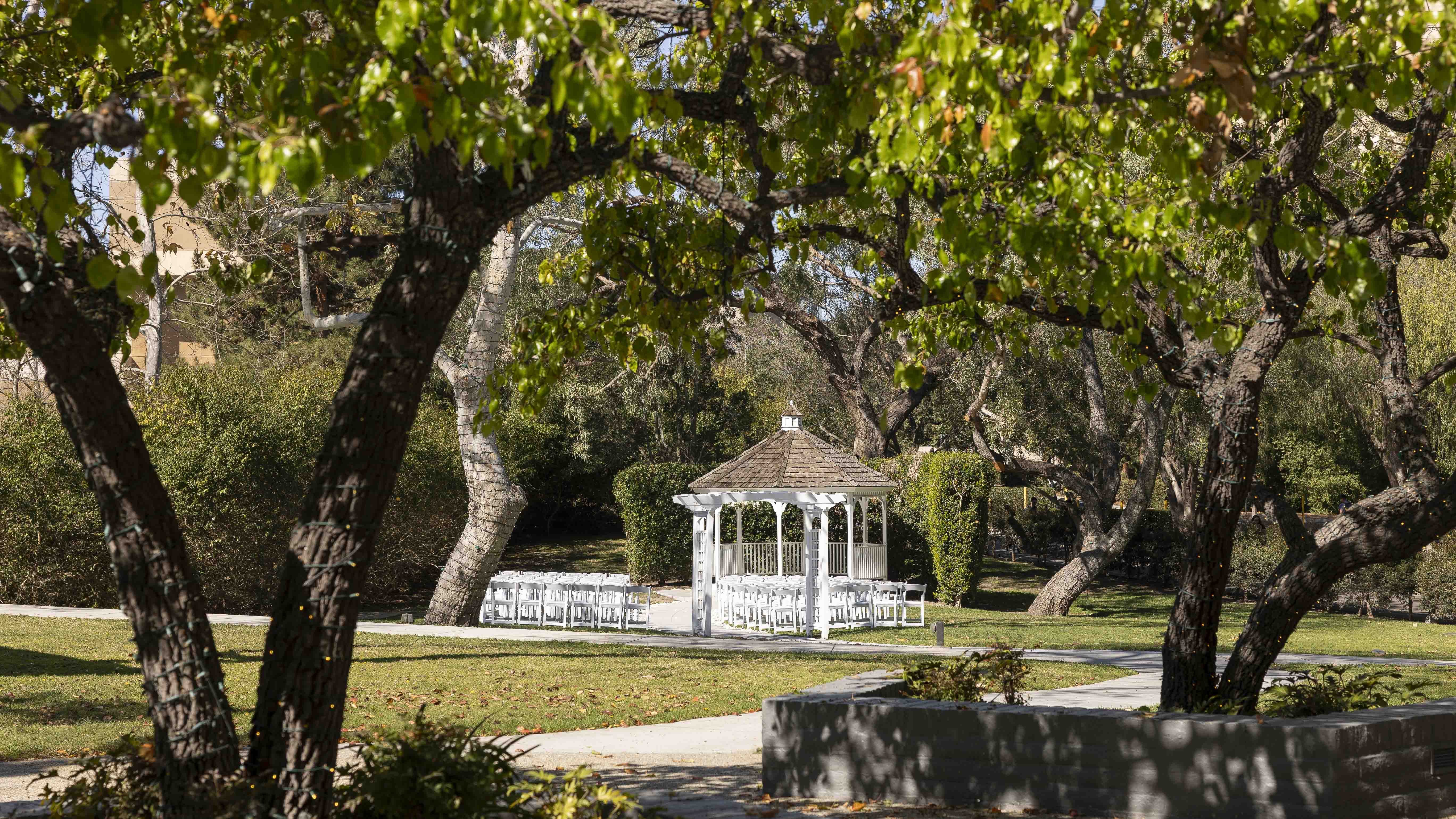 28 - University Club - UCI - Gazebo Lawn - Ceremony