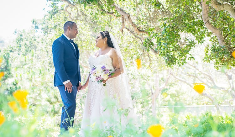 Canopy Grove par Wedgewood Weddings - Nouveaux mariés dans le jardin