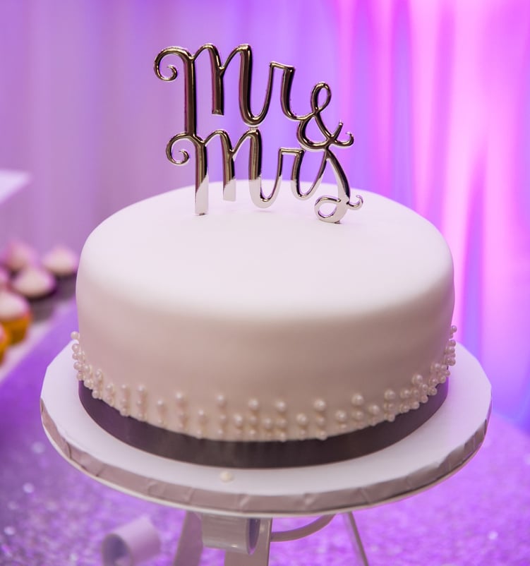 single tier wedding cake at a San Ramon Waters wedding reception