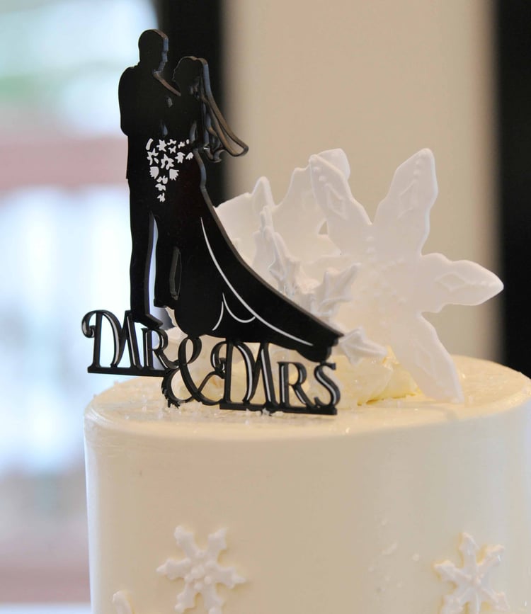 we love this snowflake-covered wedding cake that fit perfectly with the season