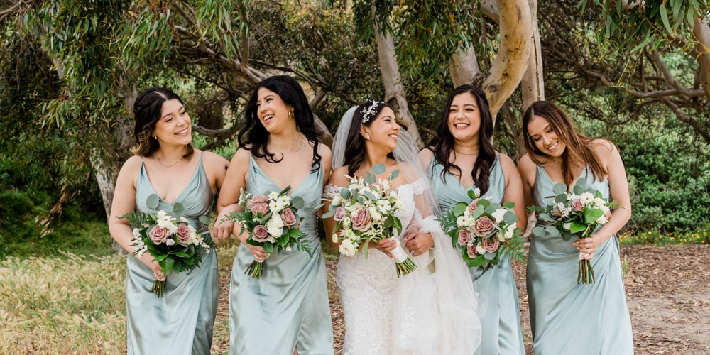 Don't forget these Bridesmaid Must Haves! #bridesmaids #weddingday