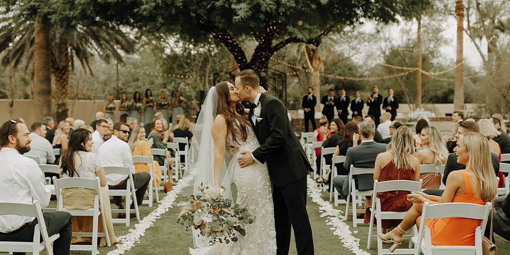 Couple kissing at Secret Garden by Wedgewood Weddings