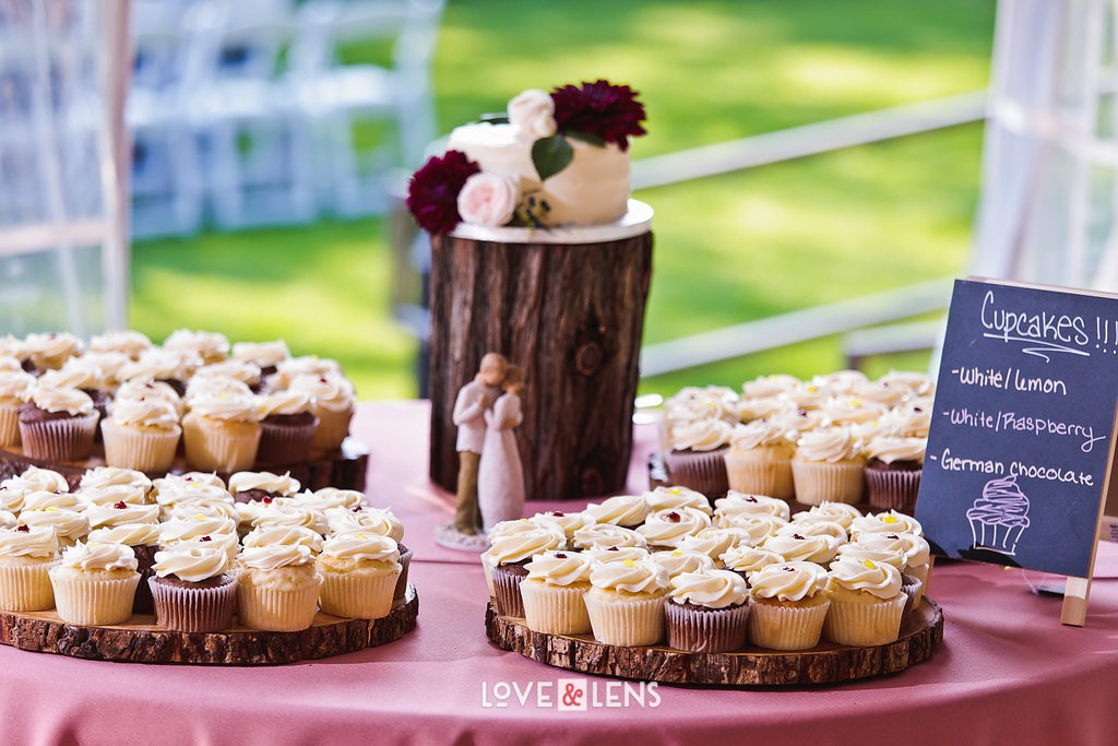 outdoor wedding dessert table