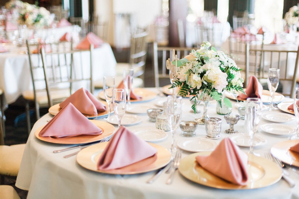 dusty rose wedding table arrangement and floral bouquet
