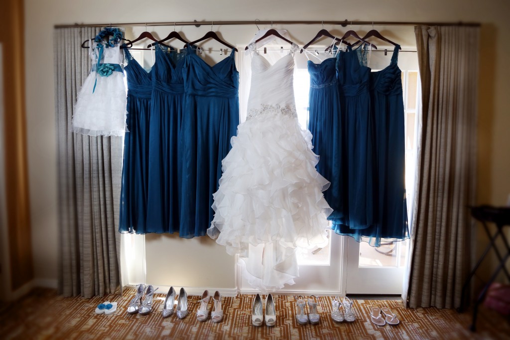 navy blue white wedding color scheme attire