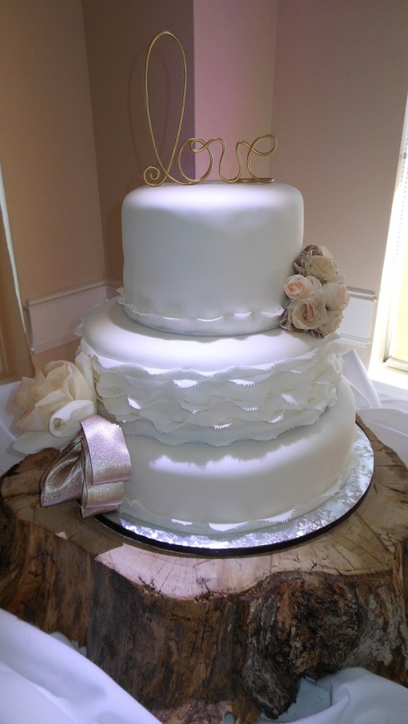 wedding cake with love wire cake topper